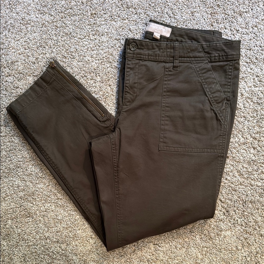 Banana Republic Ryan Fit army green cropped pants.  Zipper ankle. Size 8